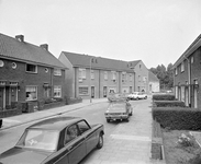 881222 Gezicht in de Okkernootstraat te Utrecht, met de huizen Okkernootstraat 14 (links) -hoger.